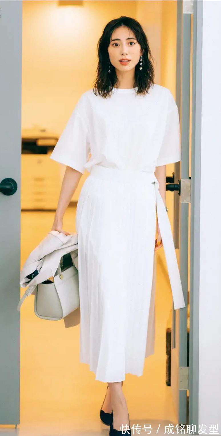 白色t恤|舒服又百搭的T恤，夏季最“潮”的时尚单品，简单随意凉爽不挑人