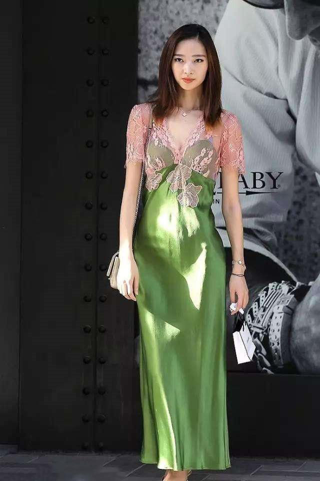 街拍:白色长裙搭配花纹上衣,凸显出美女的好身材,真有个性