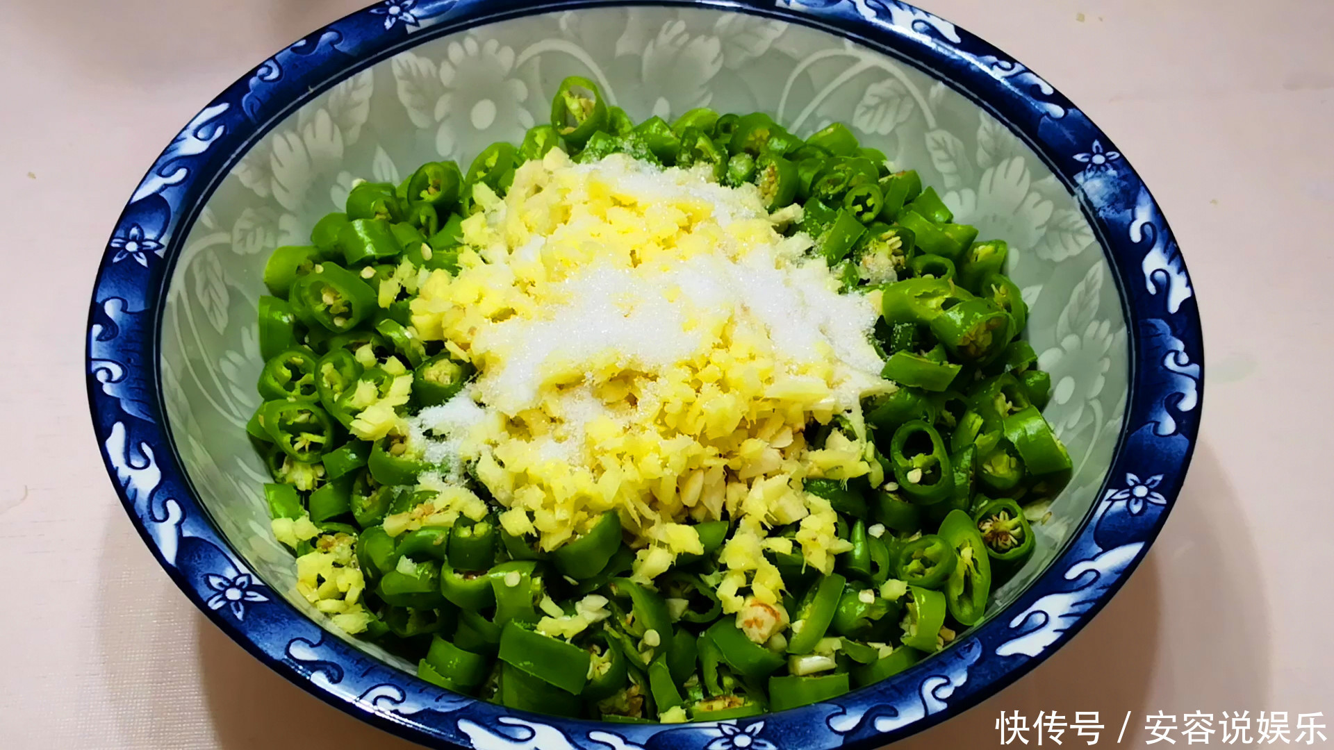 腌辣椒别只会加盐了，教你秘制腌法，我家隔三差五做，比吃肉还香