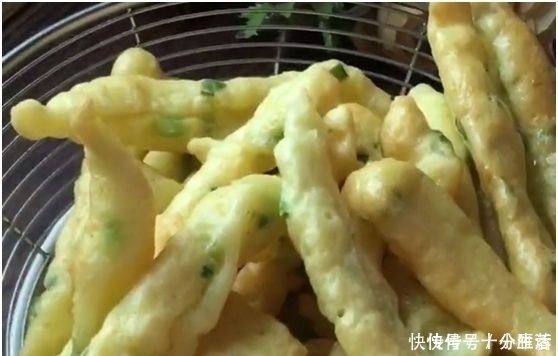 不用揉面2分钟就做一锅,比买的炸薯条还好吃,加俩鸡蛋个个香嫩