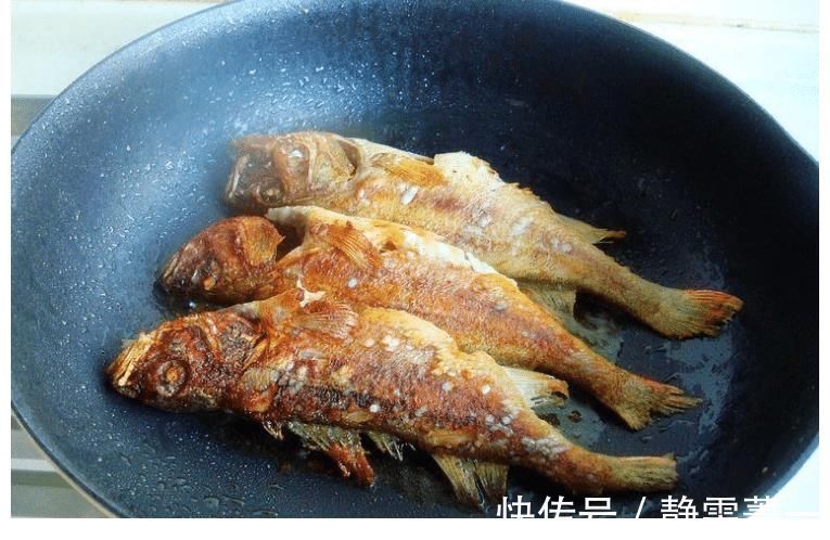 煎鱼|煎鱼粘锅还掉皮？别再撒盐和拍粉，只需记住2点，鱼肉嫩滑还不黏