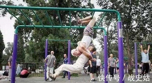 姿势|奇怪的晨练姿势,这些中国大妈,你们火了