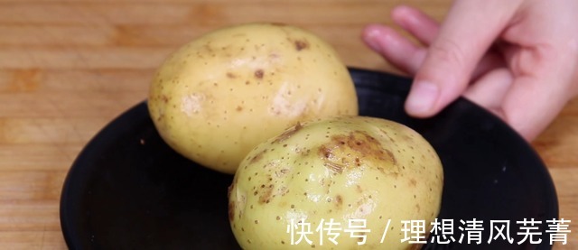 土豆不要再炒着吃了，教你做懒人土豆饼，鲜香酥脆，好吃过瘾！