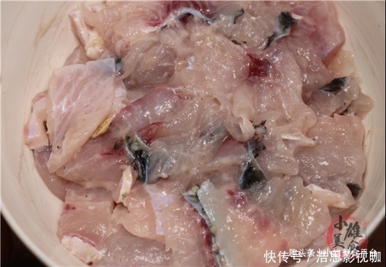 鱼尾处|才发现，原来草鱼去刺这么简单，2分钟学会，鱼刺去除快速又干净