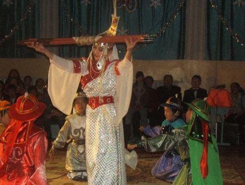 不洁|丈夫去世后她连生三子，她用谎言将不洁变神圣，后代更是家喻户晓