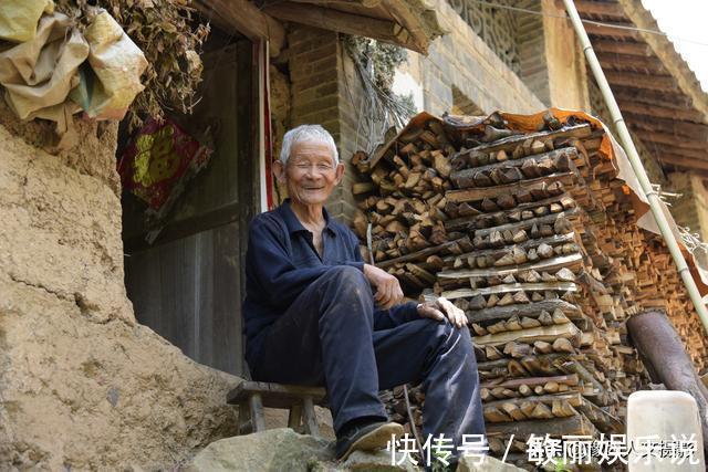 墨斗&名叫李根的82岁老木匠,一天精工制作两个小方凳,坐在家里就卖完