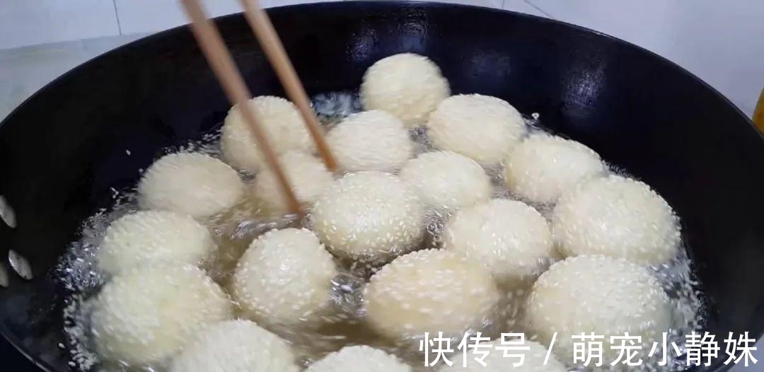 面粉又出新吃法,揉一揉锅里一扔,松软又香甜,比麻团面包都好吃