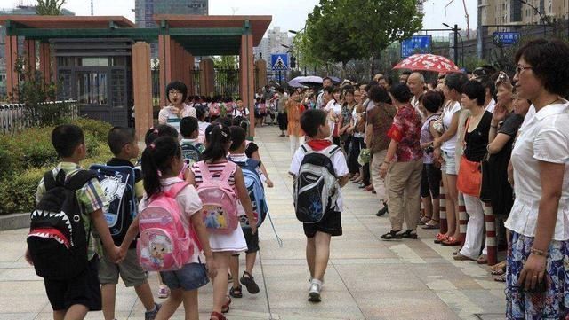 宝妈|95后宝妈接娃放学穿着“时尚”,孩子却被同学嘲笑你妈穿的啥