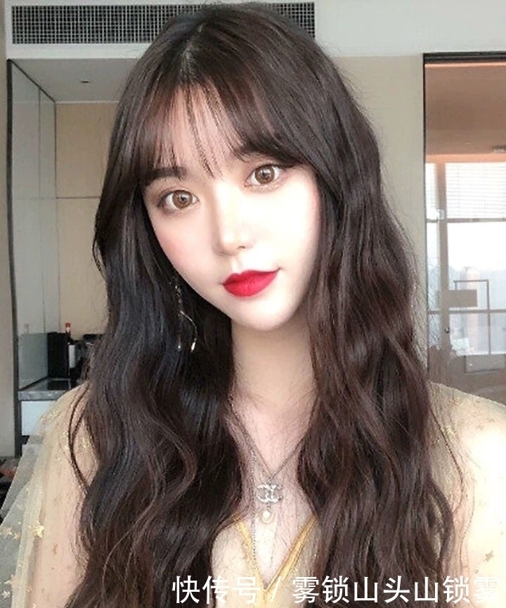 女孩子|四类女生剪了刘海让颜值更高,减龄又瘦脸,少女感十足更显魅力