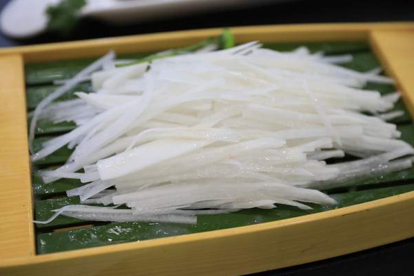 萝卜做馅，下锅焯水还是用盐杀水都不对，教你一招，鲜香不出水