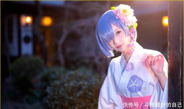 走出异世界的蕾姆“老婆”,只有她能够用长筒漆黑袜,扮演出气质