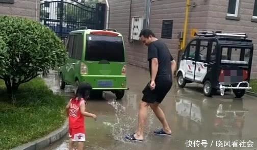 奶奶|“佩奇父女”跳泥坑火了，网友：奶奶已经扛着大刀在来的路上