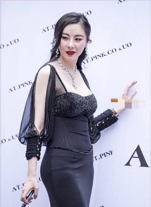 穿搭|参加典礼的小姐姐，一身包臀裙的穿搭，展现满满的女人味！
