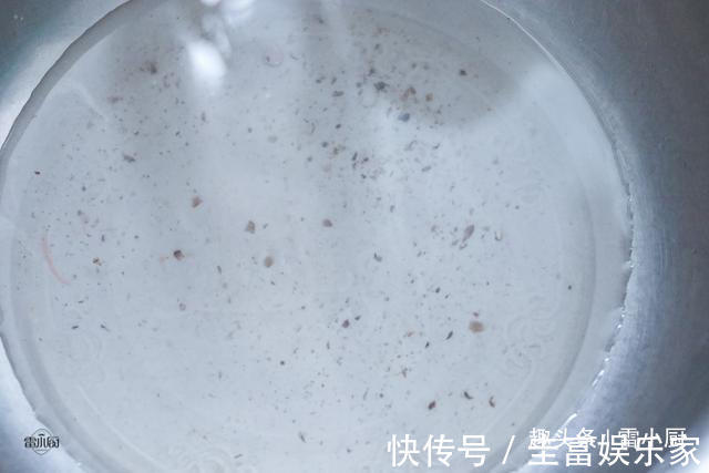 香菇直接用清水洗是大错，学会这个小妙招，脏东西小虫子乖乖溜走