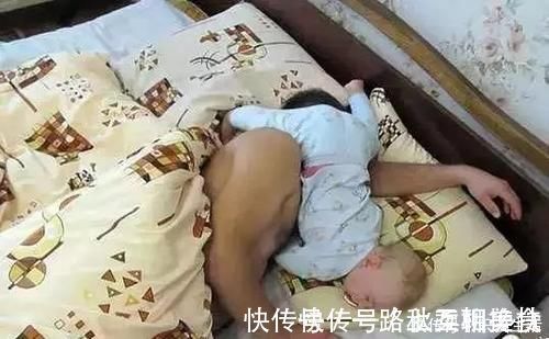 孩子|爸爸陪娃睡觉,醒后发现娃不见了,吓坏了赶紧找,结果自己都乐了