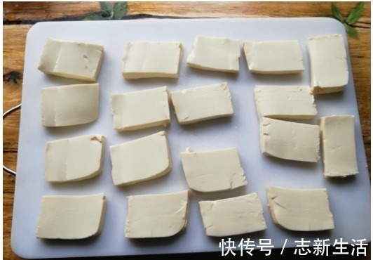 半碗面粉,一块豆腐,两个鸡蛋,教你豆腐独特做法,和吃肉一样香