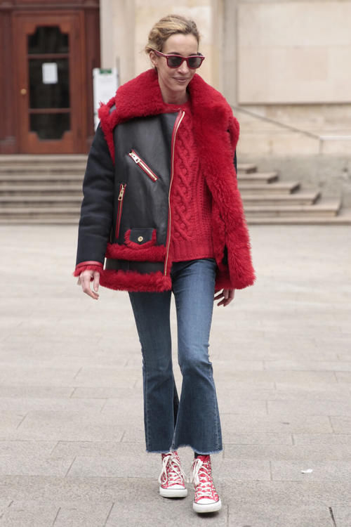 红色配什么颜色好看？配黑色白色或蓝色都不错，洋气明媚又时尚