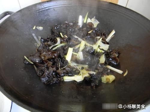 味道|炒木耳时，“噼啪炸锅”真吓人！多加这1步，既不炸锅味道更好！