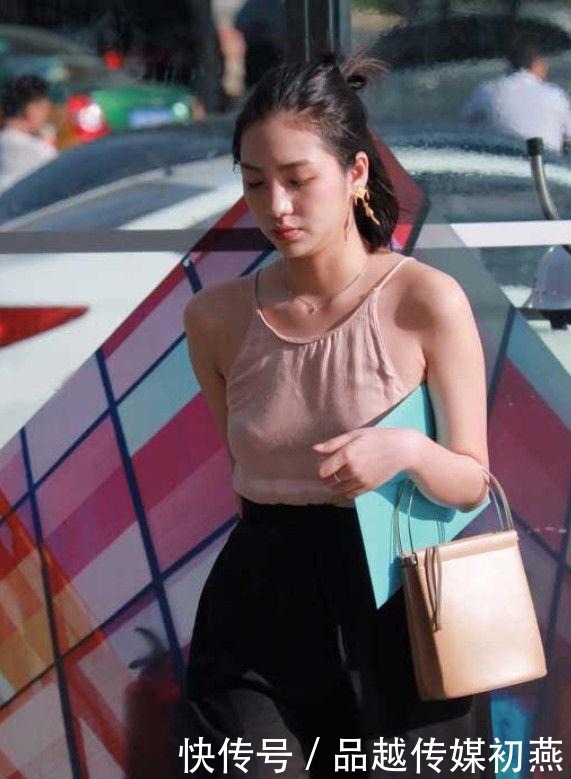 藏不住|高颜值女神时尚装扮有亮点,小吊带藏不住好身材