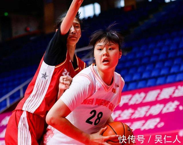 内线|女篮现役最强中锋,场上表现堪比姚明,女版中国长城同样颜值不俗