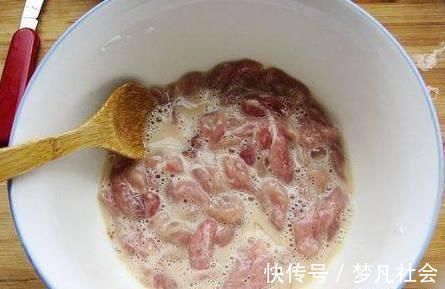 给肉片“上浆”, 用蛋清还是淀粉 我总是弄错, 难怪会“脱浆”