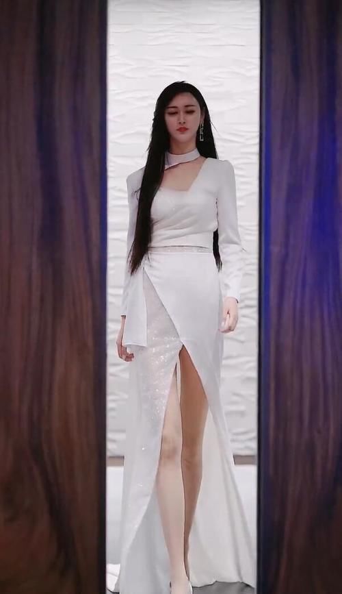 美女 白色长裙穿搭,仙气飘飘展现时尚魅力,端庄大气!