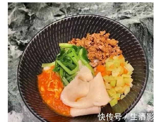 孙俪晒邓超做的biangbiang面不难吃,邓超回应面少灵魂泼辣子