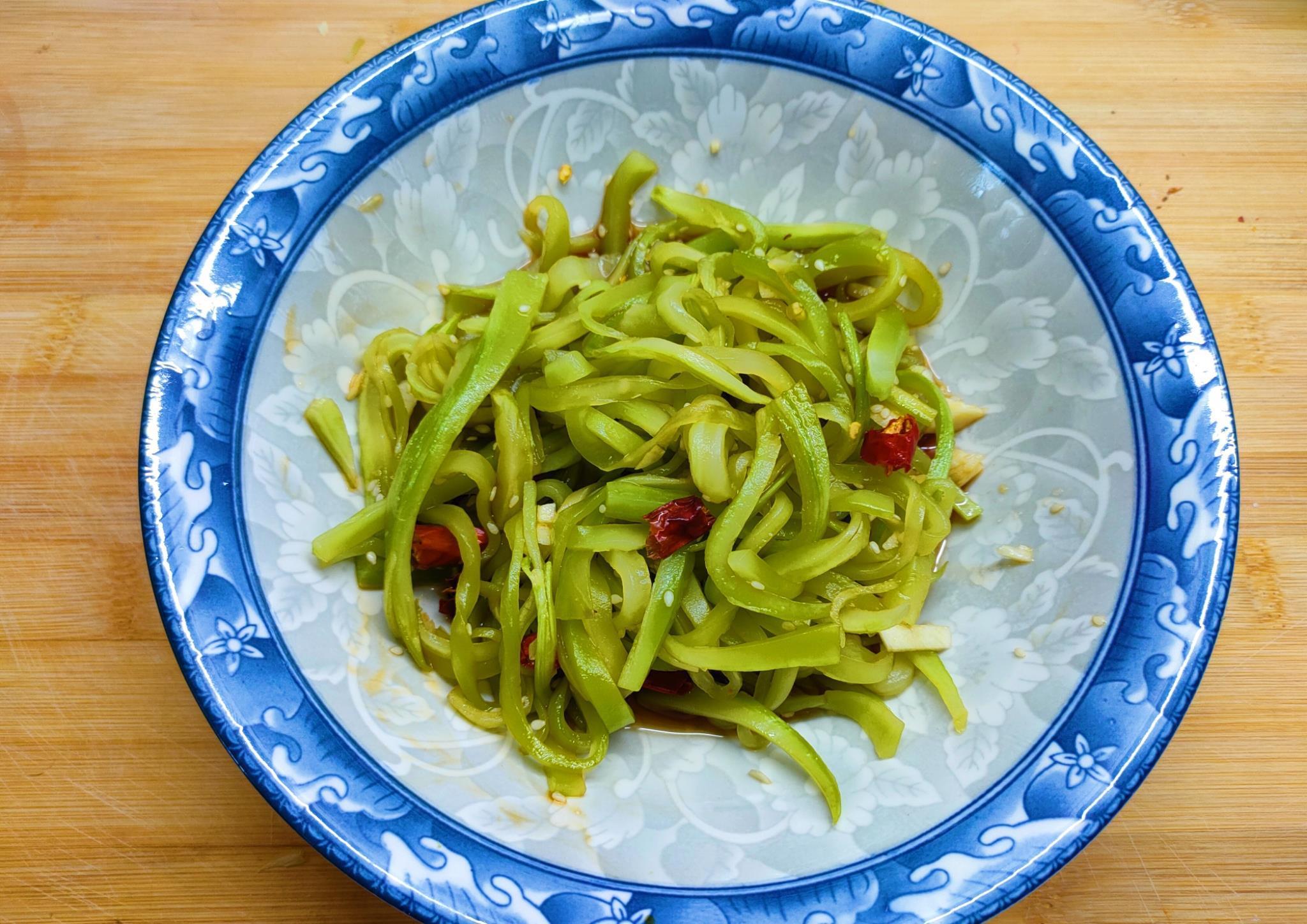 婆婆|凉拌莴笋丝,第一步焯水就错了,跟婆婆学的方法,莴笋脆爽又好吃