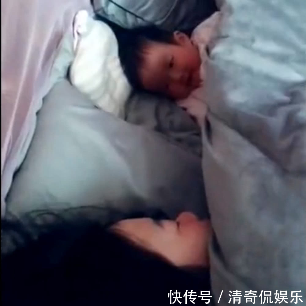 妈妈|宝宝醒来发现妈妈离得远,笨拙的爬到妈妈身边安心睡去,太暖心了