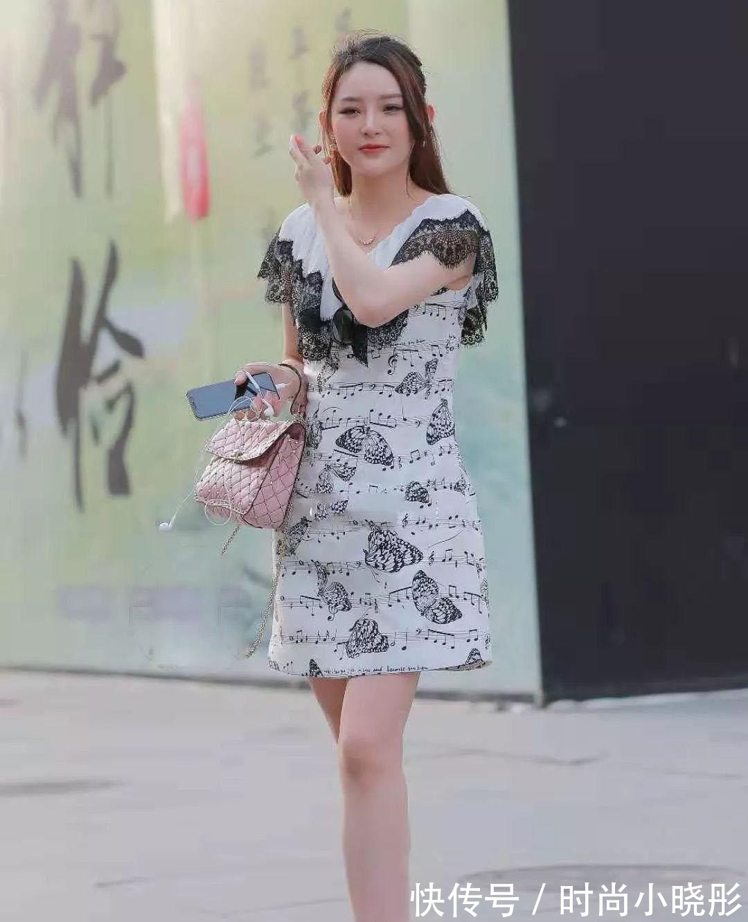 连衣裙 简单时尚的初秋穿搭,选一条漂亮音符印花连衣裙,造型优雅又好看