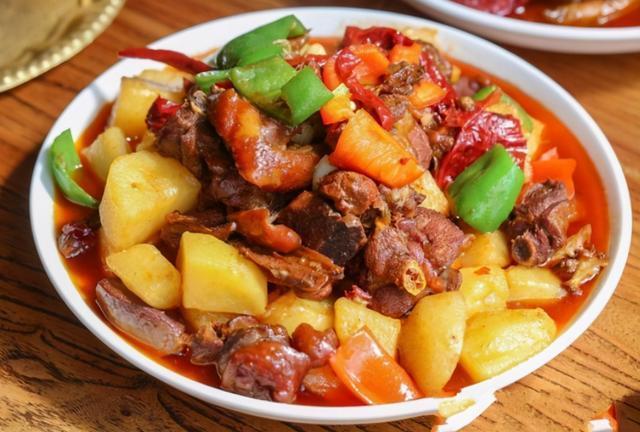 做土豆炖鸡块总感觉不入味,老师傅教实用技巧,家常菜也有大智慧