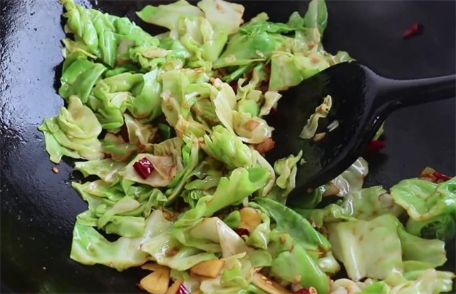 这才是炒包菜的正确做法，清脆爽口好吃有诀窍，看一遍就学会