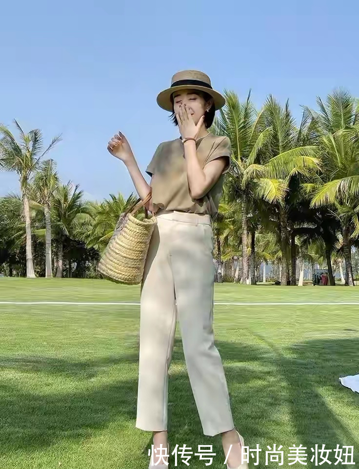 洋气|别再穿阔腿裤了,今年流行“烟管裤”,中年女性穿减龄又显瘦