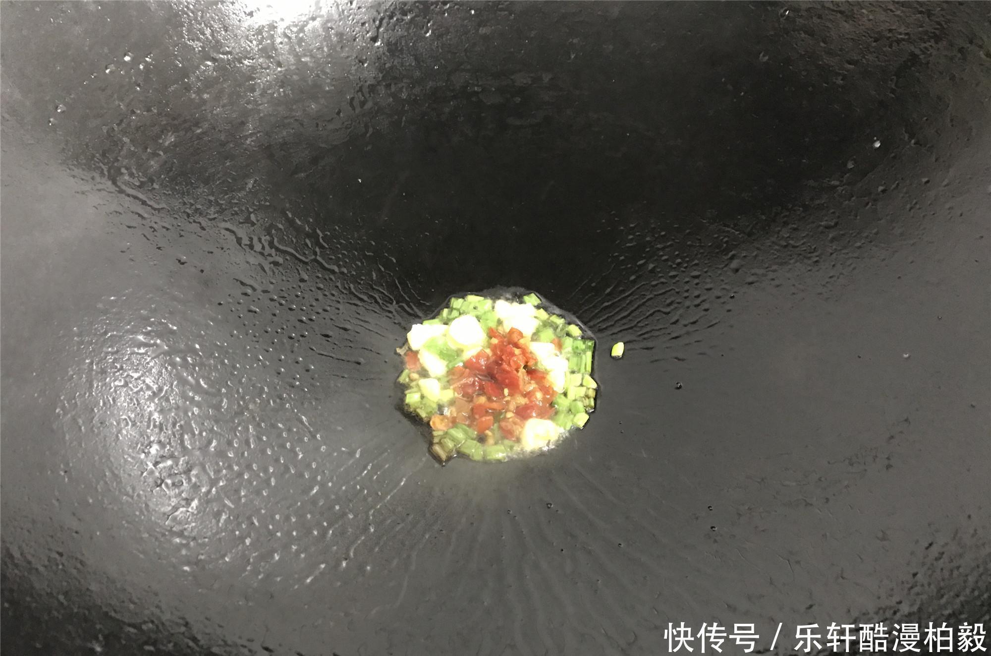 它没有肉菜贵，但在蔬菜中算是贵的，不过营养价值对得起它的价格