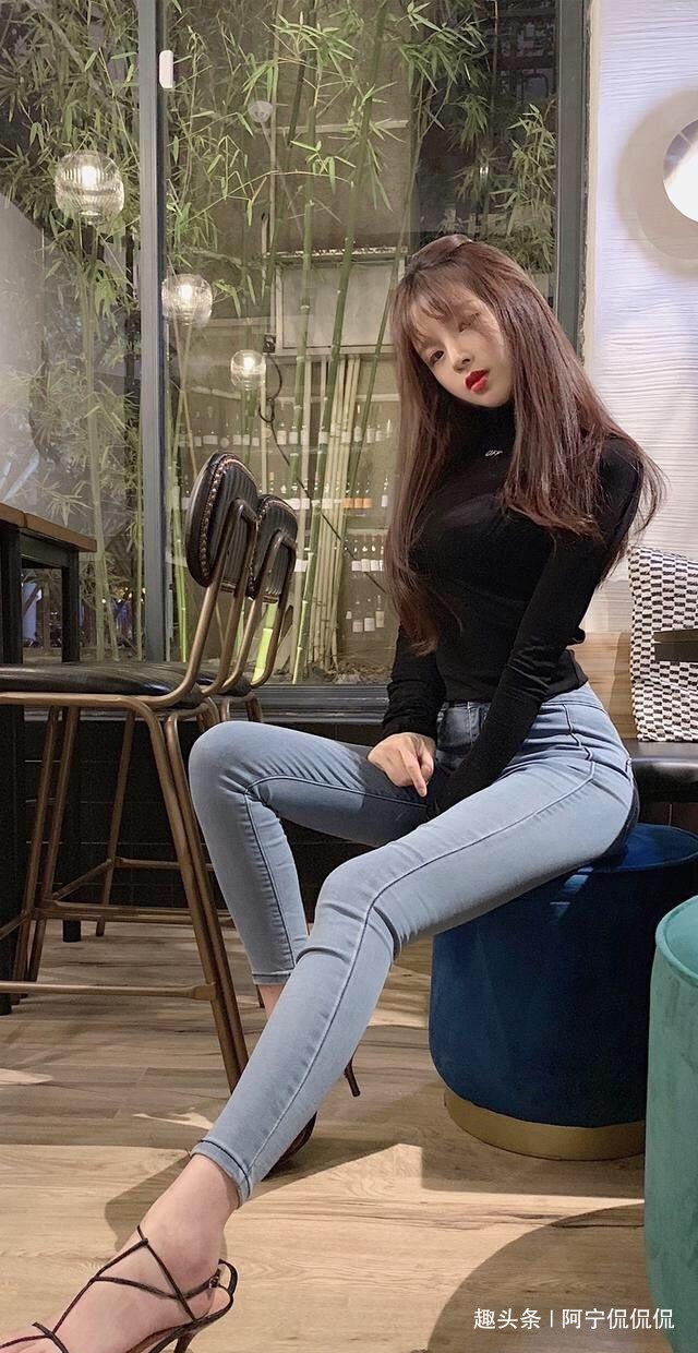 牛仔裤配打底衫穿出女神气质,很显格调