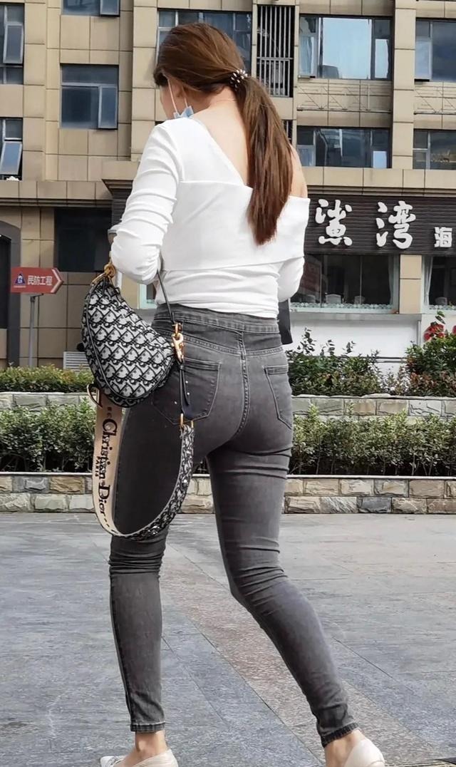 设计|牛仔裤舒适大方得体,修身的版型设计,带给你优雅的气质