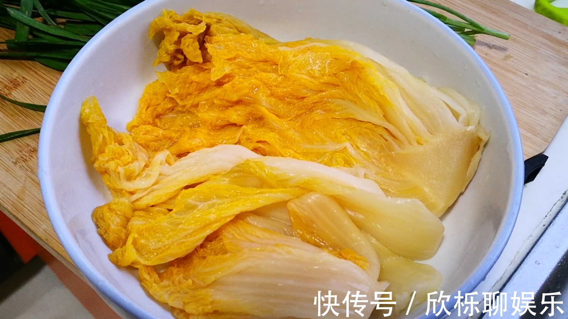 晓峰|腌酸菜时，最忌直加盐腌，多加1步，酸香味浓郁，放1年都不坏！