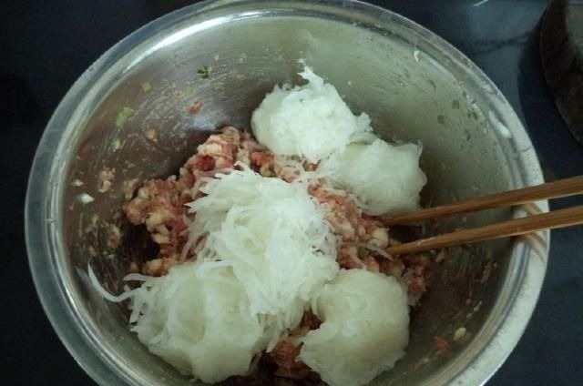 水嫩嫩的“它”原来也可以包饺子，又脆又多汁，关键才8毛一斤