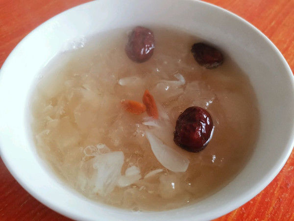 银耳百合炖雪梨