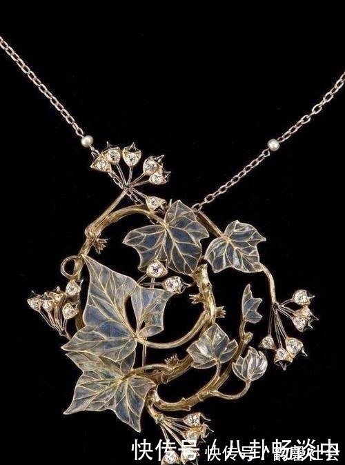 图案 项链从来都是女人的焦点,它的价值从没消失过,有与众不同的光芒
