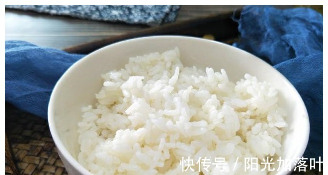 电饭煲|焖米饭,直接放入电饭煲就错了,少了这一步,米饭不软也不香!