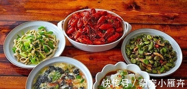 3个朋友来串门,午餐简单做了4菜1汤花了50块钱,网友:太抠门了