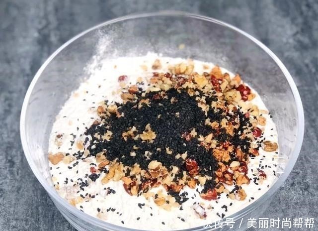 酵母粉|女人要想皮肤好,光吃红枣可不行,早餐多吃它,美白祛斑又水灵!