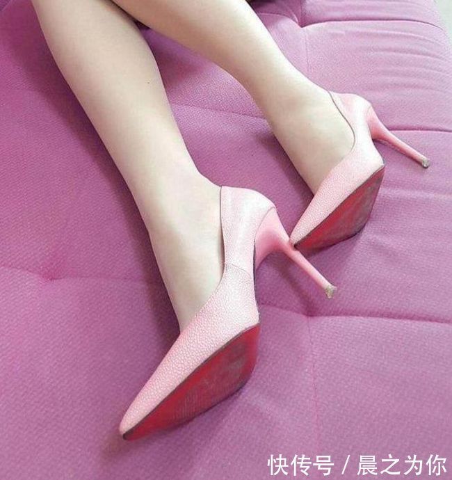 丝袜 精致设计的尖头细跟高跟鞋配上丝袜,展现女性年轻气质