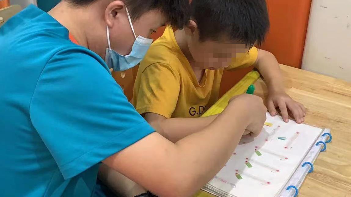 串珠|0-3岁宝宝精细运动发展训练方案,建议家长一定要收藏!