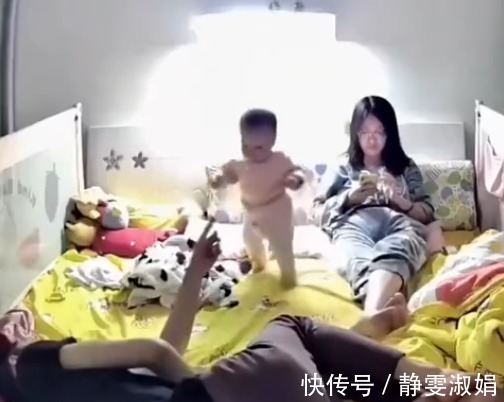 人生|亲爸在逗女儿,没想到娃站起来走出了人生的第一步,妈妈表情亮了