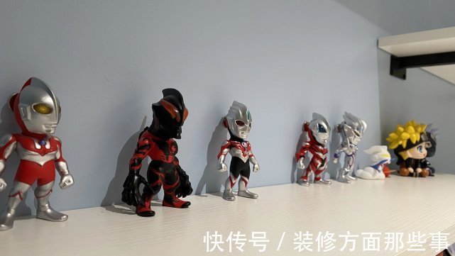 灯光|104平四口之家，客厅激光投影太过瘾，整柜的手办太壮观