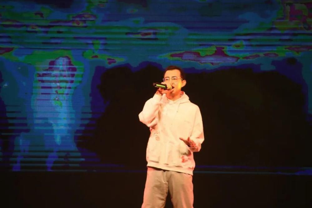 冬天的第二场雪和今晚的校园歌手大赛更配噢~