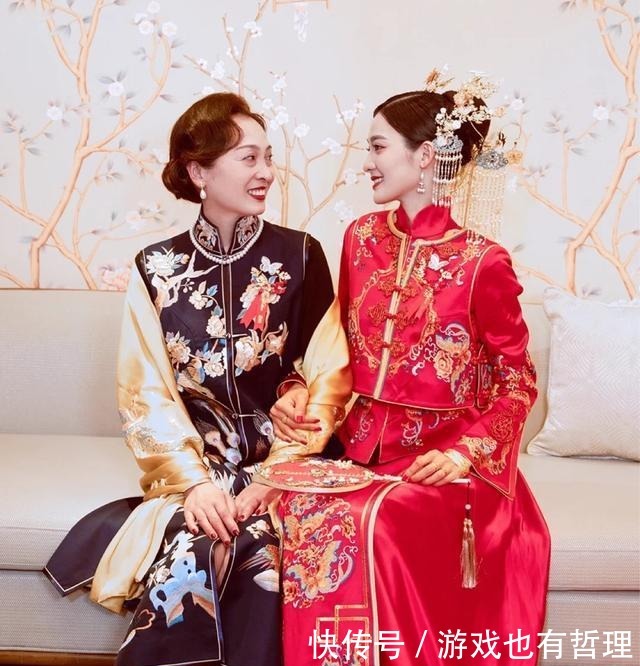 素雅|婚礼上婆婆丈母娘高调走红毯，穿红色旗袍比美，把新娘风头都抢了