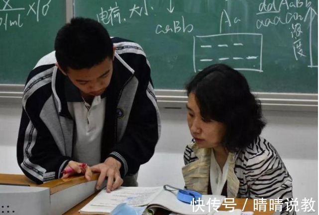 家庭经济条件|家庭经济条件好的孩子，为何一眼就能看出？2大特征瞒不住